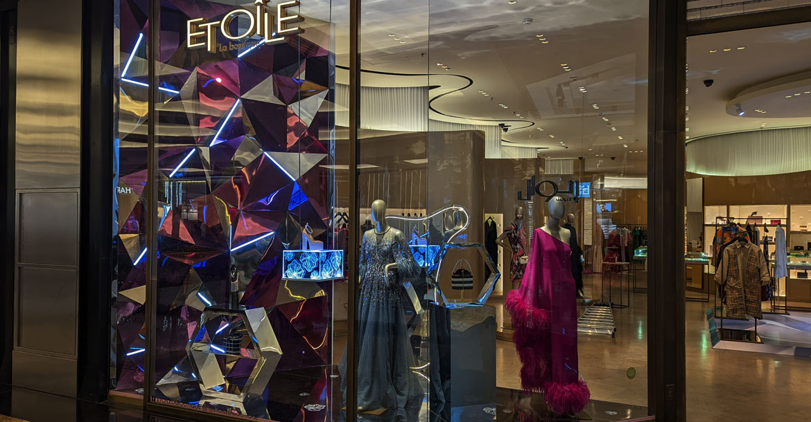 Etoile Boutique – Luxury Fashion Brand Display unit